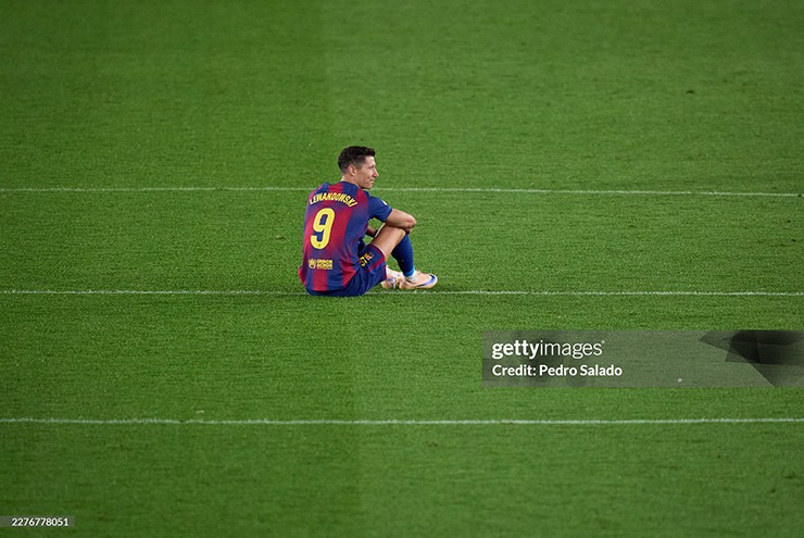 Lewandowski nán lại sân Camp Nou sau trận thắng Real Betis