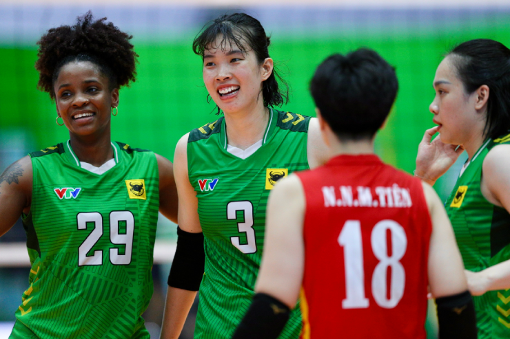 Thanh Thúy (số 3), Regla Ortiz (số 29) và các cô gái Long An làm chủ trận đấu ở 3 set còn lại