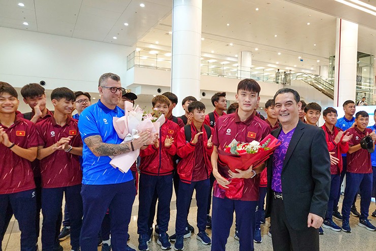 Lãnh đạo VFF chào đón U17 Việt Nam về nước.