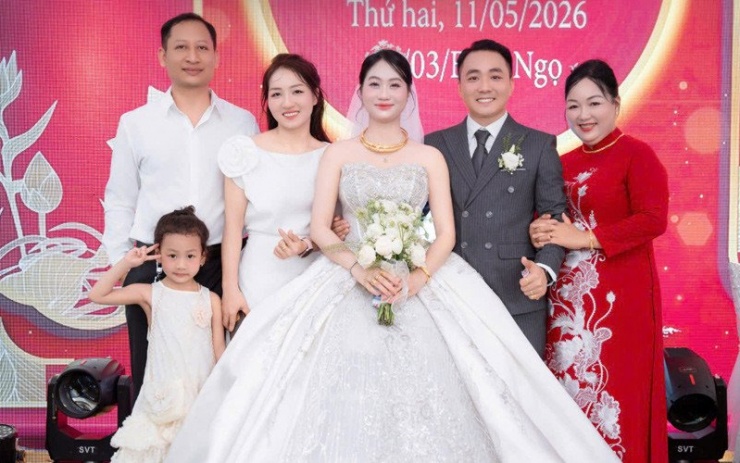 Vợ chồng Đạt chụp ảnh kỷ niệm cùng mẹ (ngoài cùng bên phải) và gia đình em gái 