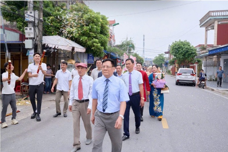Ông Miêng đại diện nhà trai, dẫn cháu trai đi hỏi cưới 