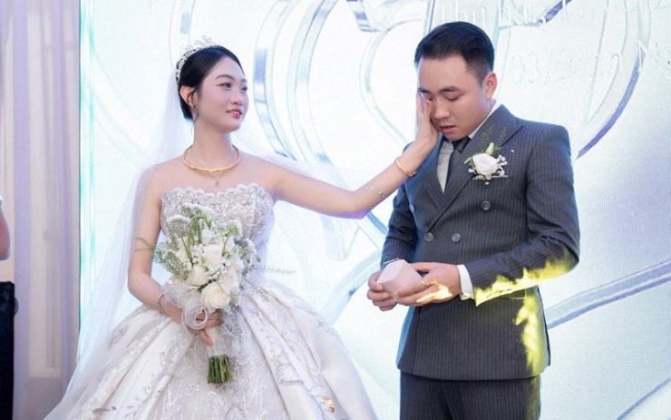 Chú rể Ninh Bình rơi nước mắt trong ngày cưới 