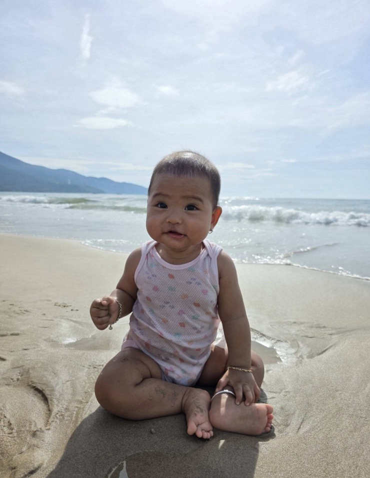 "Tắm xong, tự nhiên thấy vẫn còn cát, về xem hình mới hay là tay ẻm nắm cát này không bỏ".