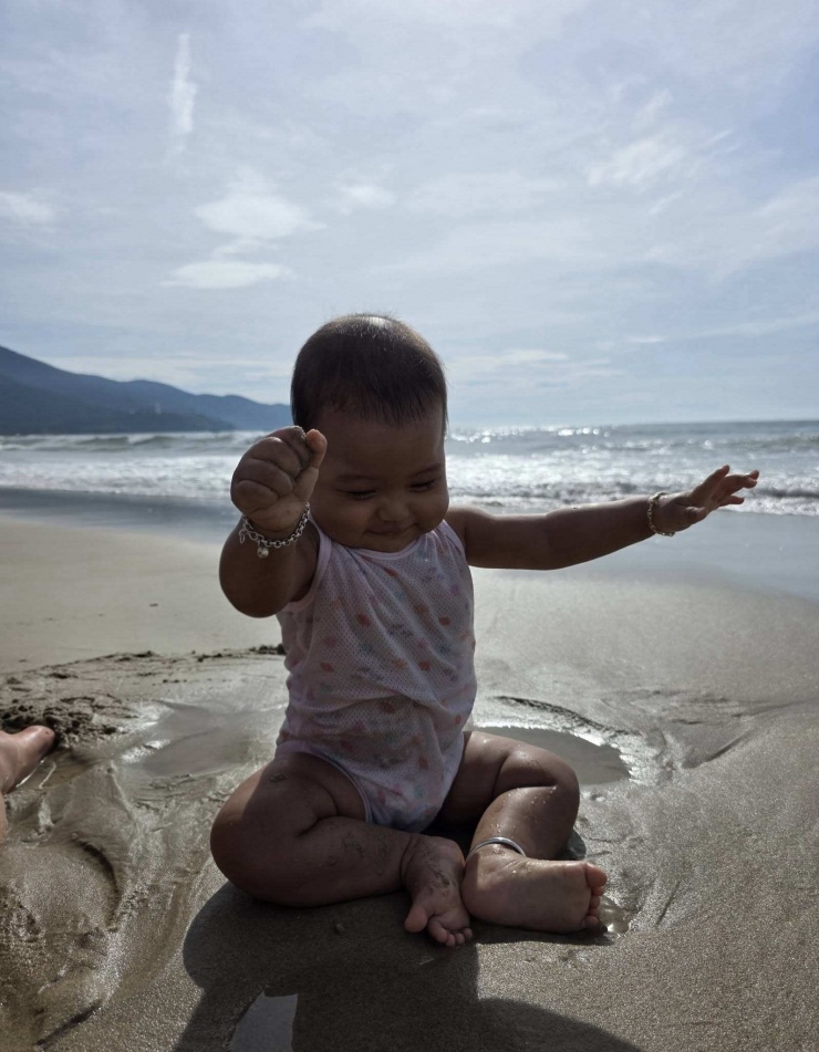 "Sao mà ẻm đáng yêu dữ vậy trời"; "Yêu nụ cười mãn nhãn của em quá"; "Nhìn cái mặt là biết thích lắm luôn ba mẹ ơi"; "Nhìn con lúc nào cũng cười tươi vui vẻ giống Mẹ thích quá đi chúc con một đời an yên!"...