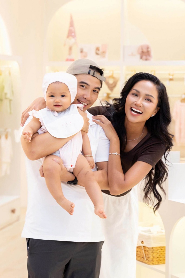 H'Hen Niê thừa nhận từ khi có con, cô đã gia nhập hội các bà mẹ "nghiện con". Nếu trước đây 100% thời gian dành cho công việc, thì nay cô ưu tiên chứng kiến từng giai đoạn phát triển của bé Harley. Những khoảnh khắc con khóc, cười hay tập ăn dặm tự chủ đều mang lại cho nàng hậu những cung bậc cảm xúc mới lạ.