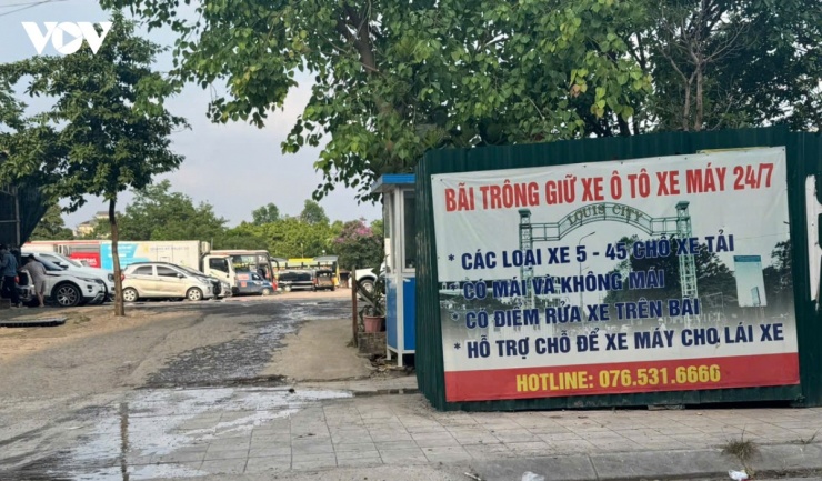 Ghi nhận tại khu đất trống phía trước Khu đô thị Louis City cho thấy có 2 bãi trông giữ xe đang hoạt động. Trong đó, một bãi xe nằm ngay cổng vào khu đô thị treo biển quảng cáo “Bãi trông giữ xe ô tô, xe máy 24/7”, đồng thời bố trí khu rửa xe và khu vực để xe máy cho tài xế.