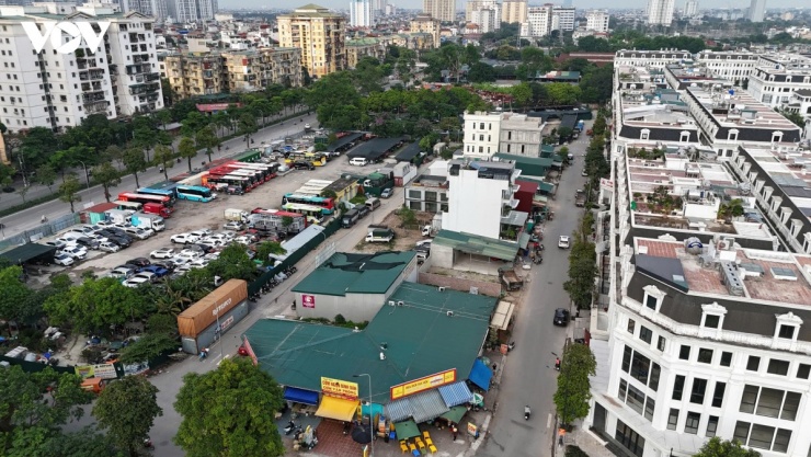 Đáng chú ý, chủ tài khoản mạng xã hội đăng ký theo số hotline của bãi xe còn quảng cáo cơ sở “được trang bị đầy đủ hệ thống trông giữ xe thông minh, camera, an ninh chuyên nghiệp trông coi 24/24”. Tuy nhiên, người dân cho rằng bãi xe chưa được cơ quan chức năng cấp phép hoạt động theo quy định.