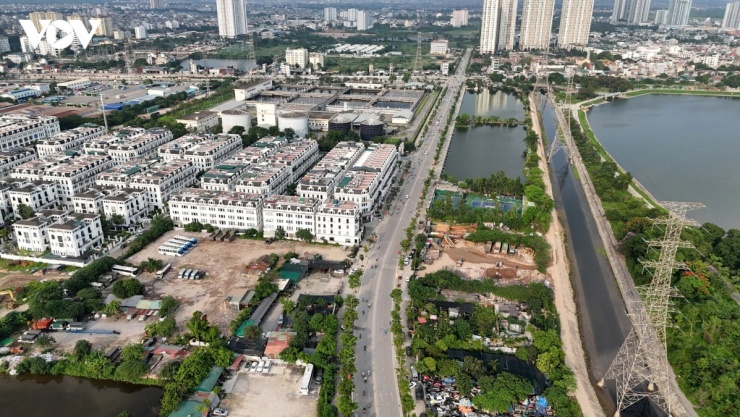 Không chỉ tại Khu đô thị Louis City Hoàng Mai, dọc tuyến đường nối từ Tam Trinh sang phường Hoàng Mai hiện cũng xuất hiện nhiều bãi trông giữ xe quy mô lớn nhỏ khác nhau. Theo phản ánh, một số khu vực còn đổ phế thải xây dựng xuống ao hồ để mở rộng mặt bằng kinh doanh.