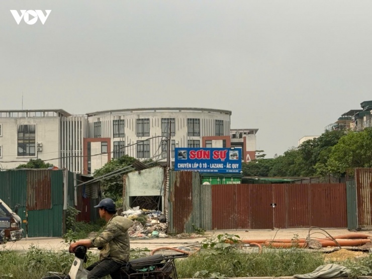 Người dân sinh sống quanh khu vực và cư dân các tòa chung cư lân cận cho biết họ luôn trong tình trạng bất an vì nguy cơ cháy nổ.