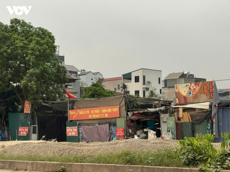 Trước thực trạng trên, người dân đề nghị chính quyền địa phương và các cơ quan chức năng sớm kiểm tra, làm rõ tính pháp lý của các bãi xe, điểm kinh doanh và cơ sở tập kết phế liệu đang hoạt động trên địa bàn; đồng thời xử lý nghiêm các trường hợp sử dụng đất sai mục đích, vi phạm quy định về phòng cháy chữa cháy và trật tự xây dựng.