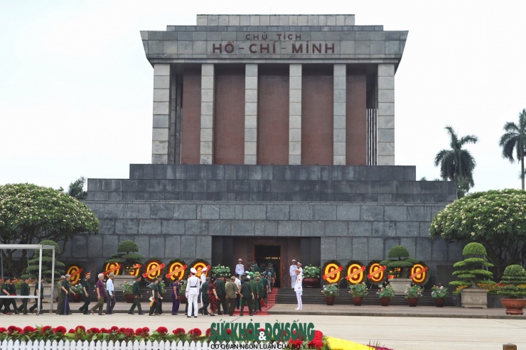 Dòng người xếp hàng trật tự, di chuyển theo hàng lối, thể hiện lòng thành kính trong không khí trang nghiêm tại Quảng trường Ba Đình lịch sử.