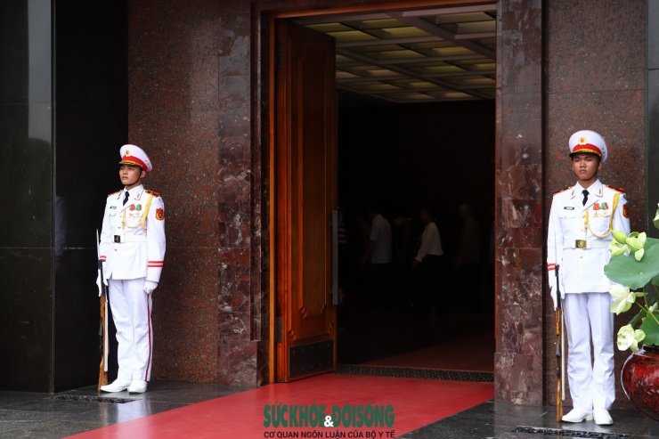 Những người lính làm nhiệm vụ tại Lăng Chủ tịch Hồ Chí Minh vẫn ngày đêm âm thầm thực hiện nhiệm vụ canh giấc ngủ của Người, bảo đảm sự trang nghiêm và an toàn tại khu vực Lăng.
