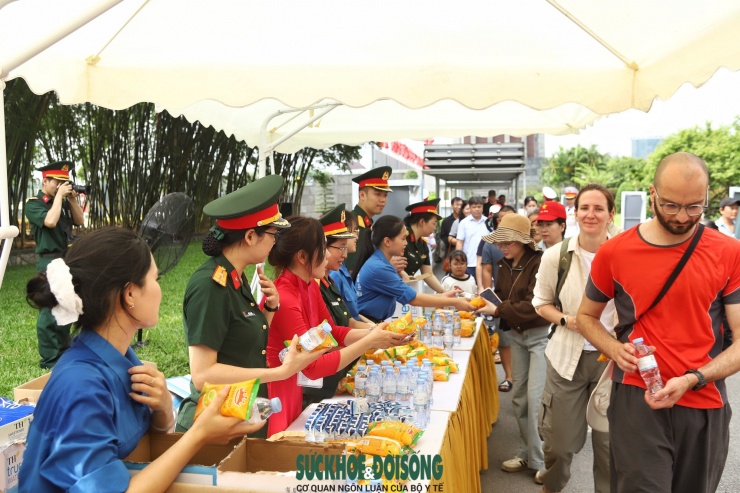 Sở Du lịch Hà Nội phối hợp với Bộ Tư lệnh Lăng Chủ tịch Hồ Chí Minh triển khai chương trình hỗ trợ nước uống, sữa và bánh mì phục vụ người dân, du khách.