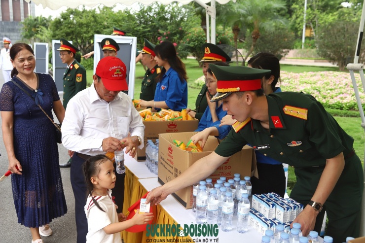 Theo Sở Du lịch Hà Nội, mỗi dịp lễ lớn, khu vực Lăng Bác đón hàng vạn lượt đồng bào và du khách ngoài nước về viếng Người. Những chai nước mát, hộp sữa hay ổ bánh mì giản dị không chỉ là sự hỗ trợ thiết thực mà còn thể hiện tinh thần sẻ chia.