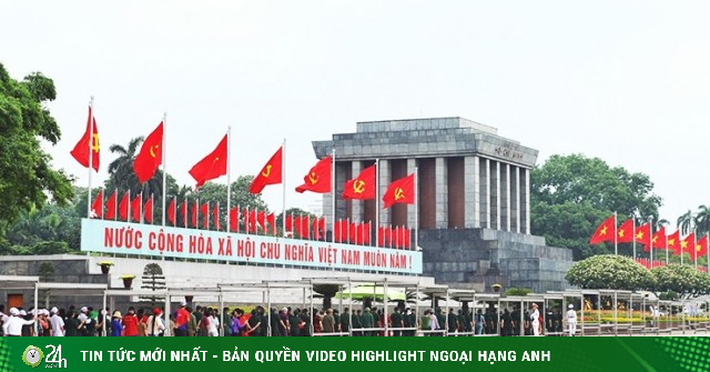 Dòng người nối dài vào Lăng viếng Bác trong ngày đặc biệt