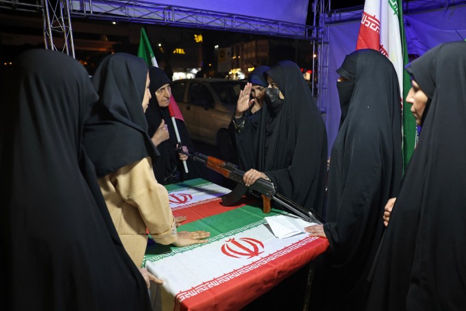 Phụ nữ Iran học cách sử dụng súng tại gian hàng ở quảng trường Hafte Tir, Tehran, ngày 17/5. Ảnh: AFP