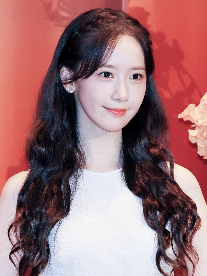 Từ hình ảnh "visual quốc dân" của Girls’ Generation đến những lần xuất hiện trên thảm đỏ quốc tế, cô luôn gây chú ý bởi làn da sáng mịn, nụ cười rạng rỡ và phong thái thanh lịch.