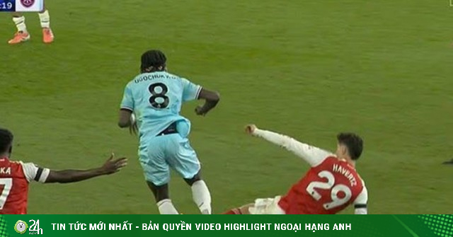 Havertz của Arsenal thoát thẻ đỏ may mắn, tranh cãi VAR không "bẻ còi" trọng tài