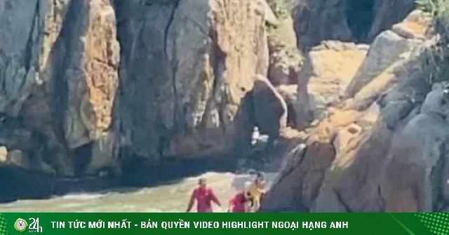 Mải chụp ảnh, 2 nữ du khách bị thủy triều biển Sầm Sơn 'bao vây'