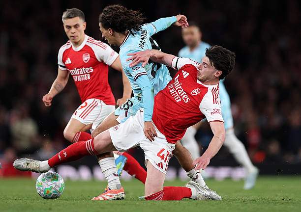Arsenal tập trung vào phòng ngự sau khi dẫn trước Burnley, họ đã trở lại vói cách chơi an toàn từ khi Man City mất điểm trước Everton
