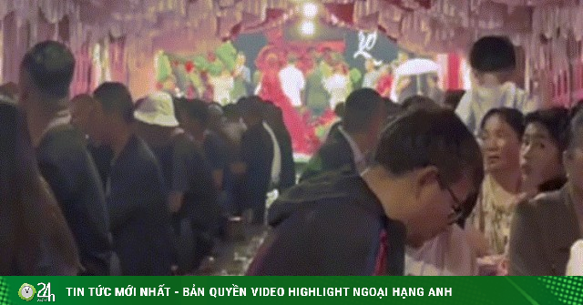 Mưa ngập đến mắt cá chân, khách dự đám cưới không rời bàn tiệc
