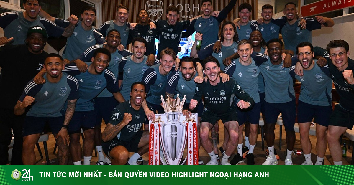 Dàn sao Arsenal cùng fan ăn mừng vô địch Ngoại hạng Anh, "cà khịa" Man City