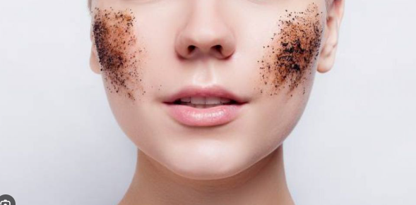 Tẩy da chết giúp loại bỏ lớp tế bào sừng già cỗi bám trên bề mặt da.
