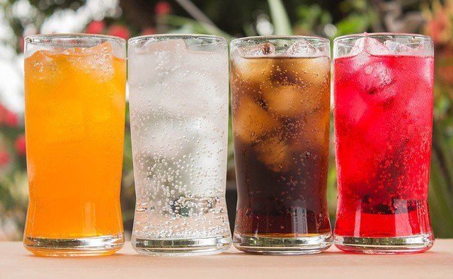 Rượu bia, các loại nước ngọt nhiều ga hay bất kì đồ uống nào có chứa chất kích thích đều là những thứ người bệnh ung thư vòm họng đều nên tránh.