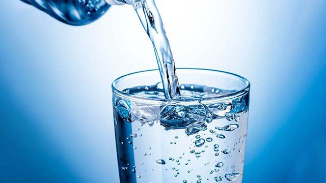 Uống từng ngụm nhỏ nước lọc, nước trái cây hoặc sữa sau mỗi 30 - 45 phút để giảm khô miệng.