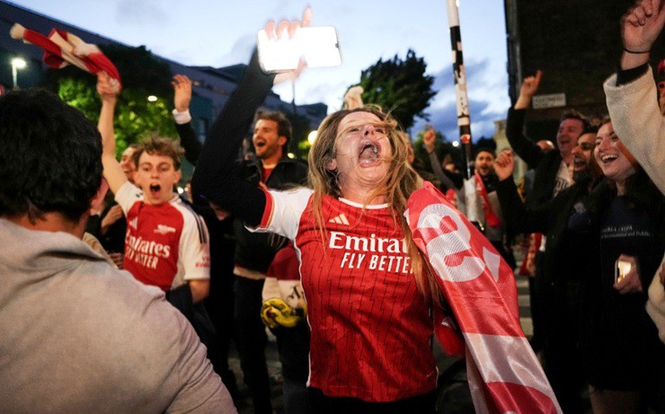 Dàn sao Arsenal cùng fan ăn mừng vô địch Ngoại hạng Anh, "cà khịa" Man City - 9