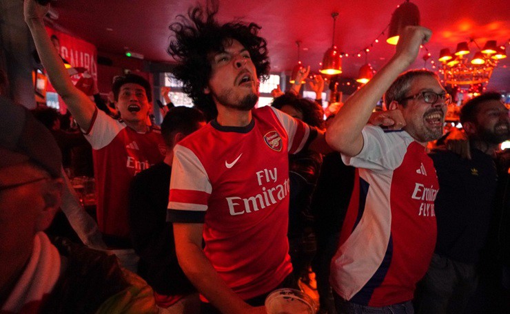 Dàn sao Arsenal cùng fan ăn mừng vô địch Ngoại hạng Anh, "cà khịa" Man City - 12
