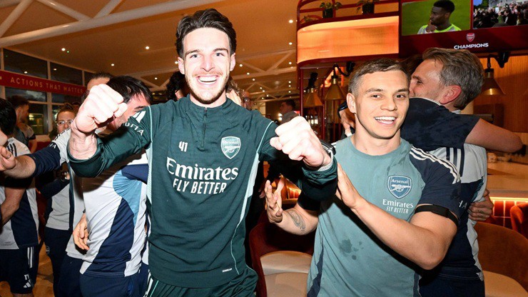 Declan Rice và Leandro Trossard không giấu được sự phấn khích