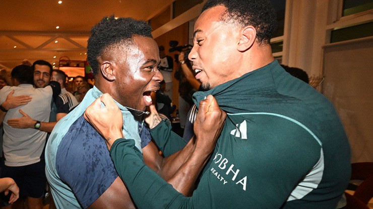 Bukayo Saka và Gabriel Magalhaes ăn mừng cuồng nhiệt