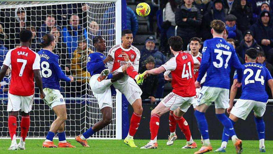 Arsenal lẽ ra đã phải nhận phạt đền khi đối đầu Everton tháng 12 năm ngoái?