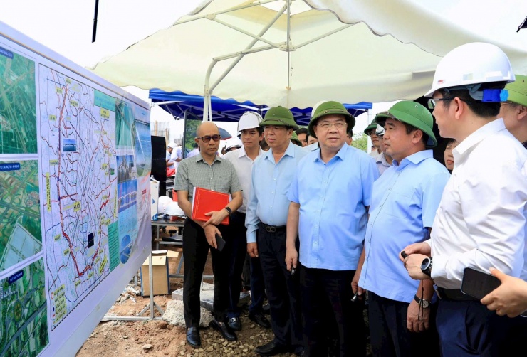 Phó Thủ tướng Thường trực Chính phủ Phạm Gia Túc và Bí thư Thành ủy Hà Nội Trần Đức Thắng kiểm tra tại điểm đường dẫn cầu Hồng Hà (địa bàn xã Mê Linh, Hà Nội).