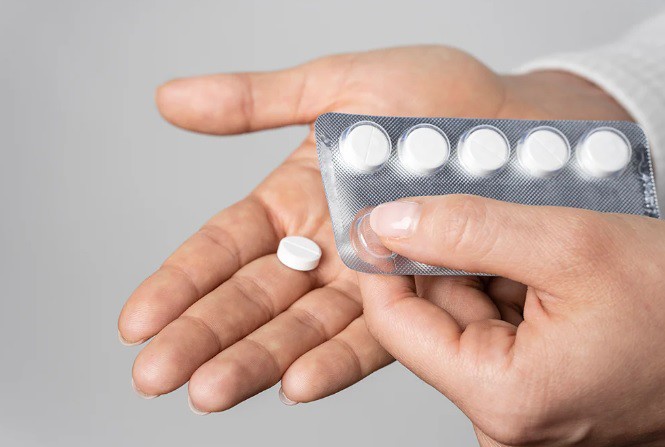 Lạm dụng thuốc giảm đau là một trong những yếu tố gây áp lực lên thận.