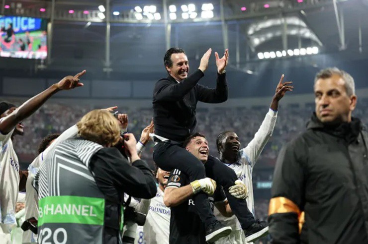 Martinez cõng HLV Emery trên vai trong màn ăn mừng sau trận
