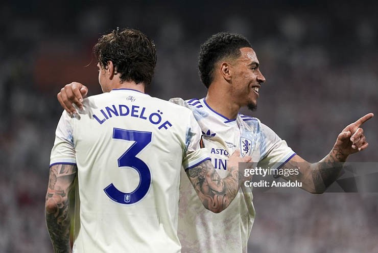 Sang hiệp hai, đến lượt Rogers tạo ra khác biệt khi ghi bàn thứ 3 cho Aston Villa.