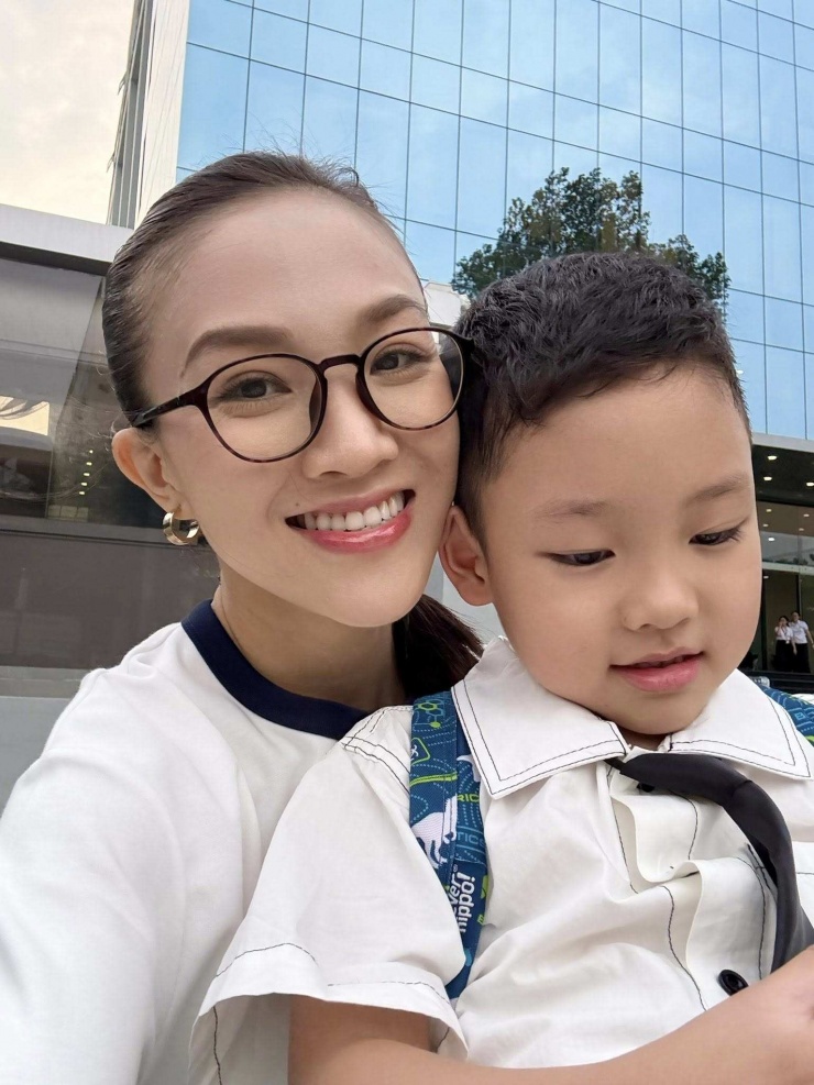 Vợ Phan Đinh Tùng gây chú ý - 2