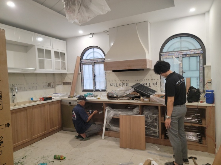 Một gian bếp phong cách Bắc Âu đang trong giai đoạn thi công.