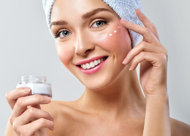 Lựa chọn những loại kem dưỡng có chỉ số bảo vệ SPF ít nhất là 30 nếu phải tiếp xúc trực tiếp với ánh nắng mặt trời.