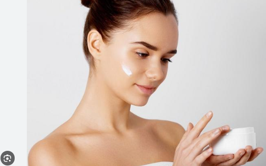 Bạn nên lựa chọn những loại kem dưỡng ẩm có kết cấu mỏng nhẹ, gắn nhãn "non-comedogenic" (không gây bít tắc lỗ chân lông).