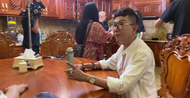 Sau khi coi xong clip, ai cũng phải trầm trồ trước cơ ngơi Long Nhật đang sở hữu. Một số người ước tính, giá trị dinh thự này phải lên đến cả nghìn tỷ đồng vì nằm ở Sài Gòn, lại rộng lớn và xây dựng bề thế.