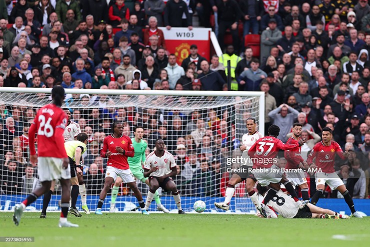 Man Utd thể hiện bản lĩnh derby để tiến gần tấm vé Champions League
