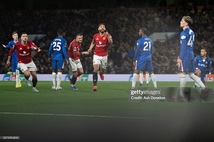 Lối chơi thực dụng của Carrick giúp MU ca khúc khải hoàn tại Stamford Bridge