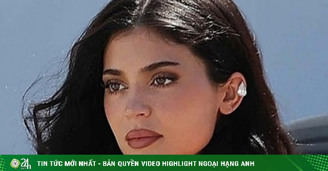 Kylie Jenner đeo khuyên vành tai kim cương 5 triệu USD