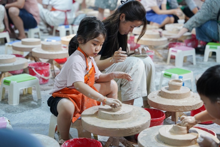 Du khách tự tay tạo nên một sản phẩm gốm của riêng mình trên bàn xoay, qua đó cảm nhận rõ hơn sự tỉ mỉ, công phu và những khó khăn của nghề gốm.