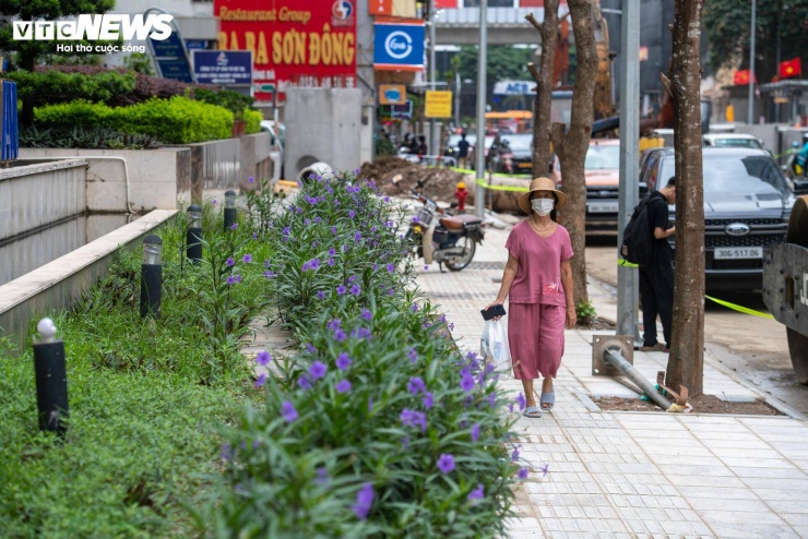 Gắn bó với khu vực này nhiều năm, bà Hạnh, cư dân sống trên phố Nguyễn Tuân cho biết việc mở rộng tuyến đường là điều người dân chờ đợi từ lâu bởi tình trạng ùn tắc thường xuyên xảy ra, đặc biệt vào giờ cao điểm. “Ngày trước đường hẹp, lại xuống cấp nên xe cộ đi lại rất khó khăn. Có thời điểm thi công kéo dài khiến việc sinh hoạt của người dân bị ảnh hưởng nhiều. Giờ nhìn đường sá sạch sẽ, rộng hơn ai cũng mong sớm hoàn thiện toàn bộ”, bà Hạnh nói.