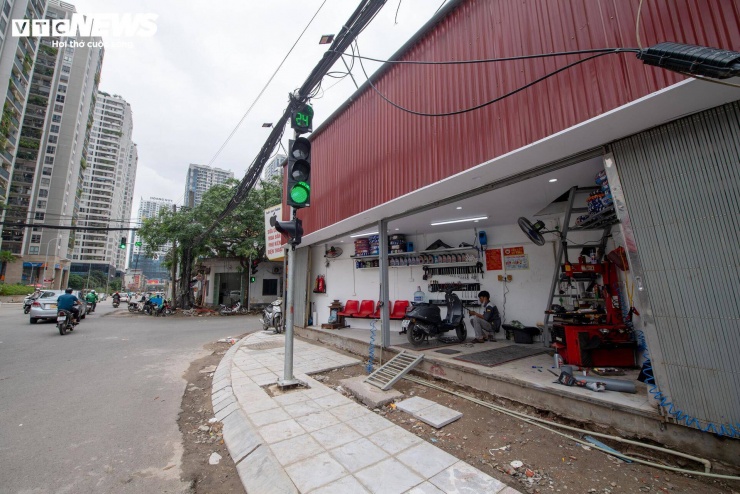 Theo nhiều người dân, khu vực Nguyễn Tuân những năm gần đây có tốc độ đô thị hóa nhanh với hàng loạt chung cư mọc lên, kéo theo lưu lượng phương tiện tăng mạnh trong khi hạ tầng cũ không đáp ứng được nhu cầu đi lại.