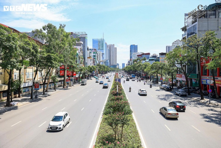 Hôm nay (23/5) là ngày đầu tiên miền Bắc bước vào đợt nắng nóng diện rộng với thời tiết oi bức, ngột ngạt, đặc biệt vào buổi trưa và đầu giờ chiều.